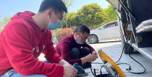 铂莱国际正能量：职工抢修献血车，好人好事成风景！