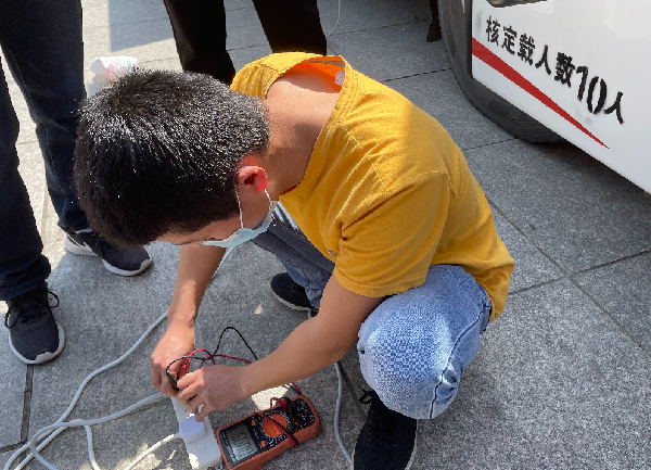 铂莱国际正能量：职工抢修献血车，好人好事成风景！