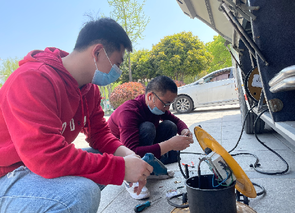 铂莱国际正能量：职工抢修献血车，好人好事成风景！