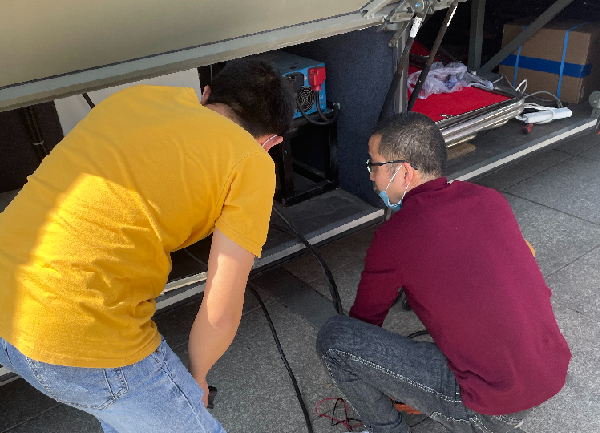 铂莱国际正能量：职工抢修献血车，好人好事成风景！